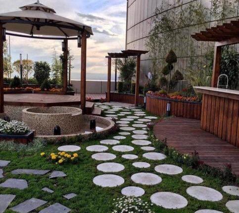 تداوم هوای قابل قبول در تهران/ افزایش غلظت ازن به سبب گرمای هوا تداوم هوای قابل قبول در تهران/ افزایش غلظت ازن به سبب گرمای هوا بر اساس اعلام شرکت کنترل کیفیت هوای تهران، میانگین کیفیت هوای پایتخت هم‌اکنون (۲۶ خردادماه) قابل قبول است. به گزارش ایسنا، بنا بر پیش‌بینی‌های انجام‌شده در شرکت کنترل کیفیت هوای شهر تهران، با توجه به عدم وزش باد مؤثر تا صبح امروز (۲۶ خرداد) و انباشت آلاینده‌ها طی ساعات گذشته، برقراری وضعیت ناسالم برای گروه‌های حساس در برخی مناطق پیش‌بینی می‌شود. افزایش نسبی تندی باد در طول روز پراکندگی آلاینده‌ها را تسهیل می‌کند، هرچند افزایش دما در ساعات بعدازظهر شرایط مناسب برای تولید و افزایش غلظت آلاینده ازن را فراهم خواهد کرد. با تداوم این شرایط جوی تا اواخر وقت جمعه کاهش نسبی غلظت ذرات معلق و برقراری وضعیت قابل‌قبول در بیشتر مناطق دور از انتظار نیست. باتوجه به کاهش تندی باد هم‌زمان با آغاز تردد خودروها در نخستین روز هفته(۲۷ خرداد) بر میزان غلظت ذرات معلق افزوده خواهد شد و کاهش کیفیت هوا در برخی مناطق پرتردد پیش‌بینی می‌شود. افزایش تندی باد در طول روز شرایط مناسب برای پراکندگی آلاینده‌ها را فراهم خواهد کرد، بااین‌حال احتمال تولید و افزایش غلظت آلاینده ازن ناشی از افزایش دما در ساعات بعدازظهر سبب کاهش کیفیت هوا در برخی مناطق خواهد شد. کاهش تندی باد تا اواخر وقت شنبه و افزایش ترافیک شامگاهی سبب افزایش غلظت ذرات معلق می‌شود و برقراری وضعیت ناسالم برای گروه‌های حساس در برخی مناطق پرتردد را در پی خواهد داشت. به گزارش ایسنا، آلاینده شاخص هوای پایتخت طی ۲۴ ساعت گذشته «ازن» با میانگین ۹۰ بود و کیفیت هوای پایتخت در وضعیت قابل قبول قرار داشت. آلاینده شاخص هم‌اکنون «ذرات معلق کمتر از ۲.۵میکرون» با میانگین ۸۸ و کیفیت هوا در وضعیت قابل قبول است. گفتنی است که شاخص کیفیت هوا (AQI) به پنج دسته اصلی تقسیم‌بندی می‌شود. بر اساس این تقسیم‌بندی از عدد صفر تا ۵۰ هوا "پاک"، از ۵۱ تا ۱۰۰ هوا "قابل قبول(سالم) یا متوسط"، از ۱۰۱ تا ۱۵۰ هوا "ناسالم برای گروه‌های حساس"، از ۱۵۱ تا ۲۰۰ هوا "ناسالم برای همه گروه‌ها"، از ۲۰۱ تا ۳۰۰ هوا "بسیار ناسالم" و از ۳۰۱ تا ۵۰۰ شرایط کیفی هوا "خطرناک" است.