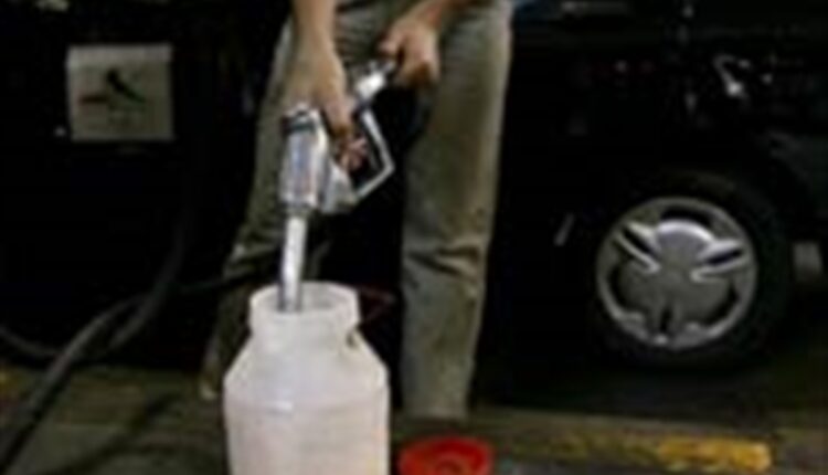 فروش بنزین با دبه را به 09627 اطلاع دهید