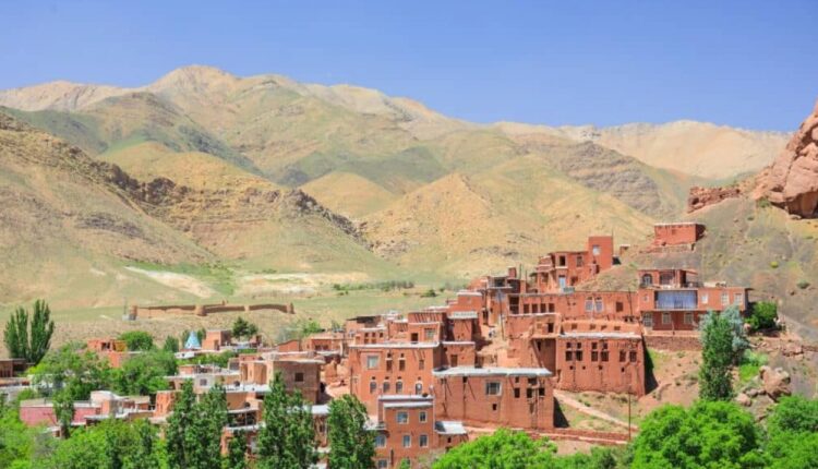 ناکافی بودن نیرو‌های آموزش دیده و مورد تایید نظام مهندسی و پراکندگی روستا‌ها باعث شده نظارت بر رعایت مقررات ملی ساختمان در روستا‌ها با کاستی‌هایی روبرو باشد.