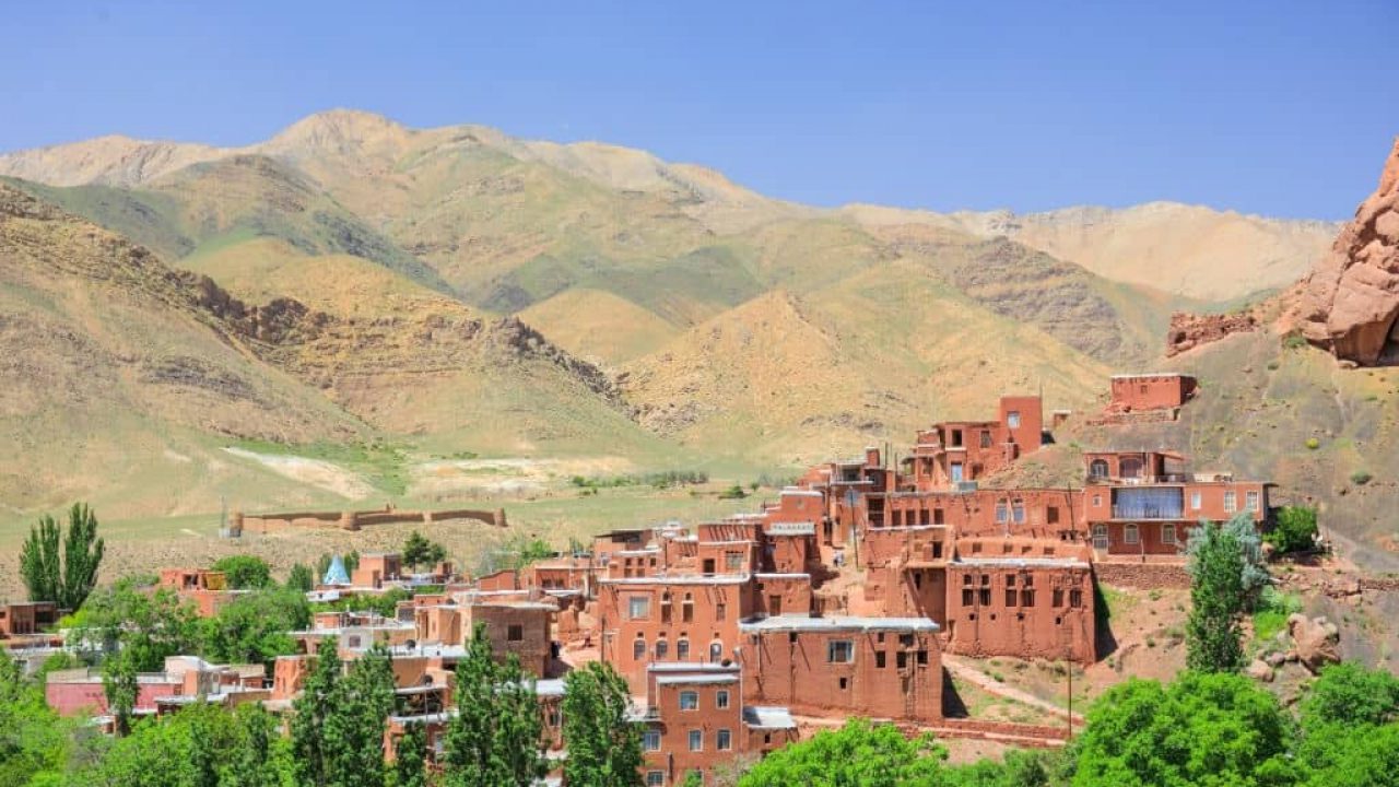 ناکافی بودن نیرو‌های آموزش دیده و مورد تایید نظام مهندسی و پراکندگی روستا‌ها باعث شده نظارت بر رعایت مقررات ملی ساختمان در روستا‌ها با کاستی‌هایی روبرو باشد.