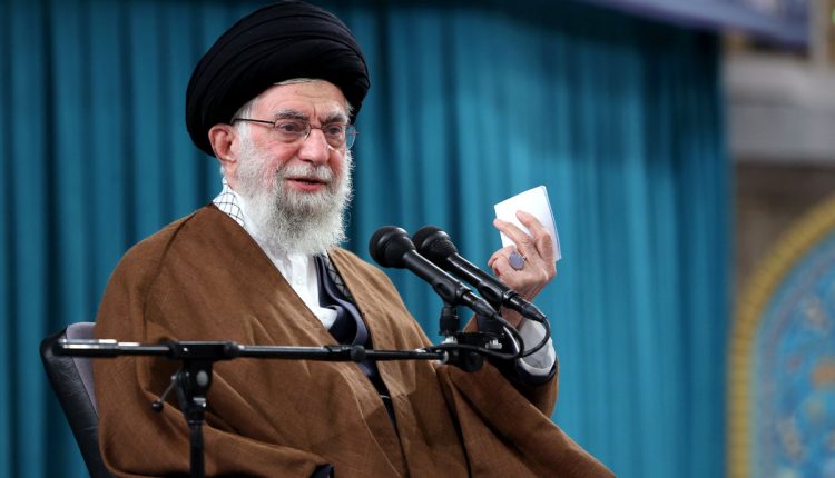 رهبر انقلاب به سوگ نشست