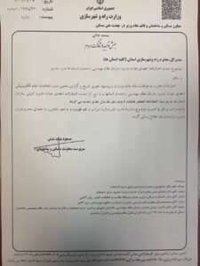 مقام رسمی اعلام کرده ۱۰ میلیون لیتر ناترازی بنزین وجود دارد . راه حل رفع آن چیست؟ در حال حاضر دو راه حل برای حل مشکل ناترازی بنزین وجود دارد راه حل کوتاه مدت و البته موقت و راه حل میان مدت و بلند مدت، راه حل کوتاه مدت برای رفع سریع تاترازی مصرف بنزین واردات بنزین است ، مشروط بر اینکه نگاه دولت برای رفع ناترازی از طریق اقدامات میان مدت و بلند مدتی باشد که واردات را تقلیل و به صفر رساند . راه حل دوم که راه میان مدت و بلند مدت است البته زمان بر و شامل ساخت و نوسازی پالایشگاه های جدید، سامان بخشی و افزایش کیفیت و ساماندهی سوخت خودرو ها ، ساخت پارکینگ ها برای جلوگیری از دور دور کردن ماشین ها و ترافیک ، بالا بردن کیفیت بنزین تولید پترو پالایشگاه ها، افزایش ناوگان حمل ونقل و هر اقدامی که به کاهش مصرف بنزین منجر شود میباشد . راه حل ناچار ، برای کوتاه مدت ، واردات بنزین است مشروط بر آنکه از مداخلات رانتی و ورود الکاپن های همیشه در صحنه در این تجارت جدا”جلوگیری بعمل آید و صرفا” بعنوان یک راه حل موقتی و کوتاه مدت مورد استفاده قرار گیرد . اما متاسفانه عده ای تصمیم دارند سیاست های قیمتی را در پیش بگیرند یعنی قیمت بنزین را افزایش دهند تا مصرف کاهش یابد اما این سیاست ، تکرار تجربه شکست خورده ایست که پیش از این با افزایش ۲ تا ۳ برابری قیمت بنزین نه تنها کاهشی در مصرف دیده نشد بلکه پس از یکی دوسال بافزایش ۳۰ تا ۴۰ درصدی مصرف انجامید .ضمن آنکه افزایش قیمت بنزین به نارضایتی های عمومی دامن میزند و واکنش اعتراضی شدید جامعه را در ‌پی خواهد داشت . لذا این گزینه محکوم به رد است . در کوتاه مدت امکان افزایش ظرفیت تولید بنزین نیز وجود ندارد زیرا دولت فشار زیادی به پالایشگاه ها برای تولید بنزین وارد کرده و پالایشگاه ها هم کیفیت را فدای کمیت نموده و در حال حاضر بنزین هایی با کیفیت پایین تولید می‌کنند . این بنزین نامناسب به سیستم سوخت اتومبیل ها آسیب می‌زند و آلودگی ها را نیز افزایش می دهد. در کشور ما سالانه ۲۰ هزار نفر به دلیل آلودگی هوا فوت می‌کنند که بخش مهمی از آن معطوف بآلایندگی دی اکسید کربن ناشی از سوخت خودروها و موتور سیکلتهاست . در نتیجه در این شرایط ظرفیت افزایش تولید بنزین وجود ندارد ، طرفه آنکه شرایط روزآمد کردن کردن پالایشگاه ها و یا ساخت پالایشگاه های جدید هم نیز بدلیل ناتوانی در تأمین مالی امکان پذیر نیست و در صورت توانایی مالی هم زمانبر است و پاسخگوی رفع ناترازی فوری نیست . در ۲۱ سال کذشته تنها پالایشگاه ستاره خلیج فارس تاسیس و راه اندازی شده که تنها ۳۰ درصد از کل تولید کشور را در اختیار دارد . بقیه توسط ۹ پالایشگاه دیگر تولید میشوند که اغلب فرسوده و نیاز به باز سازی دارند . گسترش ناوگان حمل ونقل در صورت وجود منابع مالی ، کم زمان تر است بدیهی است در صورت ارتقاء کمی و کیفی وسائط حمل و نقل عمومی بسیاری از سفرهابویژه درون شهری با ناوگان عمومی ومترو صورت خواهد گرفت که باعث تقلبل در مصرف بنزین خواهد شد . واردات خودروهای برقی نیز در صورت وجود منابع تأمین مالی نیز مستلزم وجود جایگاه های شارژ و تآسیسات مکمل است که این راهکار نیز در رده اقدامات میان مدت قرار میگیرد . ساخت پارکینگهای طبقاتی بوفور ، یکی دیگر از تسهیلاتی است که علاوه بر صرفه جویی در وقت و هزینه از بروز ترافیک ناشی از دور دور کردن خود روها بمنظور جستجوی محل پارک جلوگیری میکند . لازم بذکر است که مردم برای خرید یک خودرو سه برابر قیمت واقعی آن هزینه پرداخت می‌کنند یعنی در واقع یارانه به دولت می پردازند و خودروهای بی کیفیت با سوخت۲ تا۲ برابر و نیم خودروهای مشابه خارجی تحویل میکیرند . واردات خودروهای با کیفیت خارجی ضمن آنکه قیمتهای داخلی را میشکند اسباب رقابت خودرو سازان را در ارتقاء کیفیت نیز فراهم میکند . تمدید اعتبارنامه اعضا هیات مدیره نظام مهندسی 