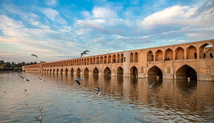 نماینده مردم اصفهان در مجلس شورای اسلامی تاکید کرد: زاینده‌رود رگ حیاتی فلات مرکزی اصفهان است. ما اگر به آن رسیدگی نکنیم در آینده وضعیت بسیار وخیمی خواهیم داشت.