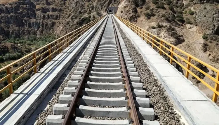 قطار بندر خشک آپرین