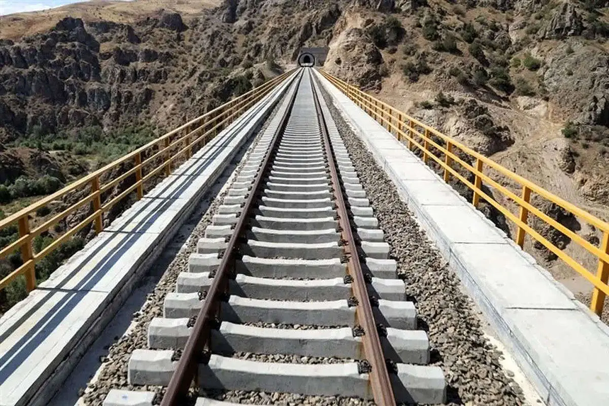 قطار بندر خشک آپرین